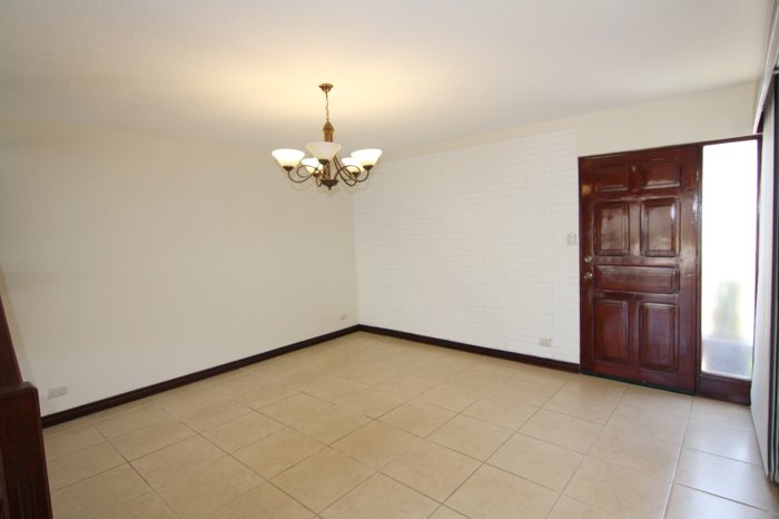 Venta casa de 2 pisos con jardín y terraza, Moravia. (FE) en San Vicente, Moravia, San José — $198,000 - Foto 3 de 17