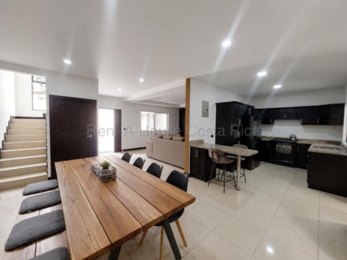 Venta de casa amplia con 4 parqueos, terraza y bodega #26-2264 GS en Brasil, Santa Ana, San José — $260,000