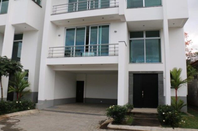 Se vende moderna casa de 3 plantas en Guachipelín de Escazú 24-31 en San Rafael, Escazú, San José — $415,000
