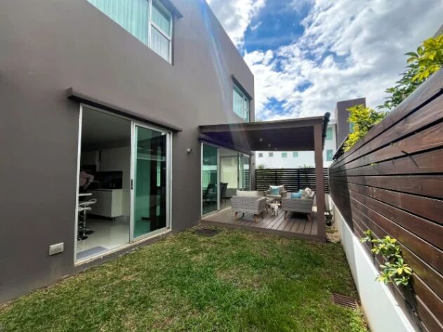 VENTA DE CASA DE 3 NIVELES COMO NUEVA EN CONDOMINIO NUVO - SANTA ANA en Santa Ana, San José — $435