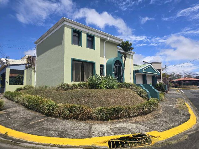 VENTA DE HERMOSA CASA, RESIDENCIAL VILLA ADOBE, SANTO DOMINGO, HDIA. in Pará, Santo Domingo, Heredia — ₡ 165 000 000