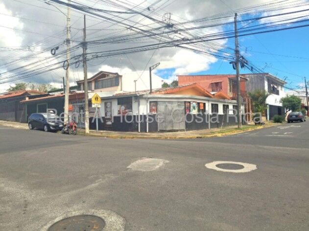 VENTA DE CASA MÁS LOCAL. PROPIEDAD ESQUINERA EN EXCELENTE PUNTO. en Gravilias, Desamparados, San José — ₡ 75 000 000