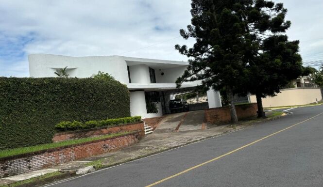 SE VENDE HERMOSA CASA EN PINARES en Curridabat, San José — $550,000 - Foto 3 de 25