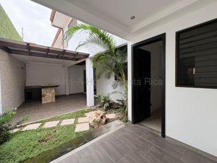 Venta de Casa en Pozos de Santa Ana. RAH 27-561 OPORTUNIDAD ÚNICA in Pozos, Santa Ana, San José — $310,000 - Photo 4 of 15