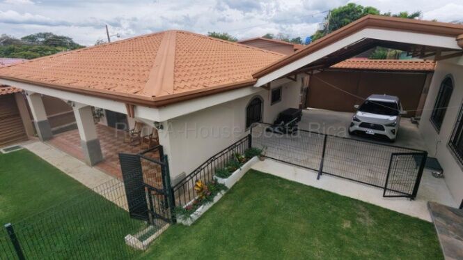 MLS-26-1800 VENTA PROPIEDAD CON 2 HERMOSAS CASAS SAN JOSE ALAJUELA CONTACTENOS AL # 88987222 en San José, Alajuela — $468,000