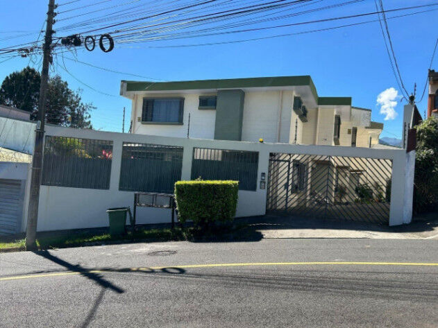 RAH ofrece en venta Casa de dos plantas en Escazú San Rafael en Escazú, San José — $170,000