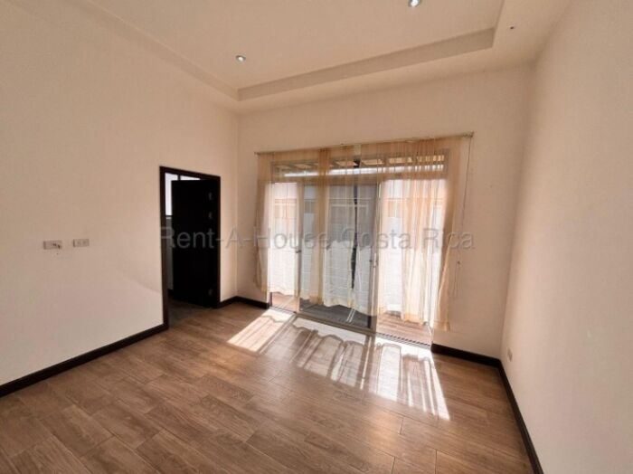 Se Vende linda casa de 3 habitaciones ubicada en Pozos de Santa Ana 26-2221 ( $ 176,000 ) in Pozos, Santa Ana, San José — $176,000