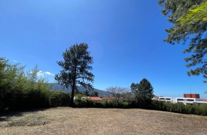VENTA DE TERRENO CON 3 LOTES PLANOS GUACHIPELIN RESIDENCIAL en San Rafael, Escazú, San José — $685,200