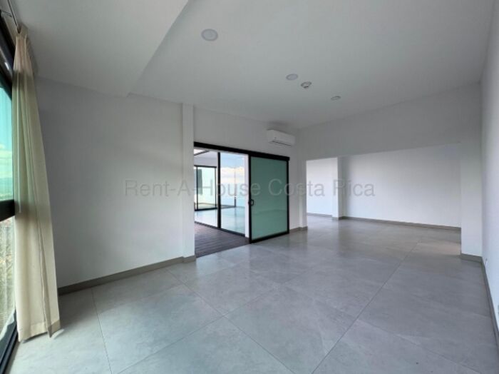 Penthouse en Escazú con amplia terraza, vistas panorámicas y acabados de lujo #26-1639 GS en Escazú, San José — $800,000