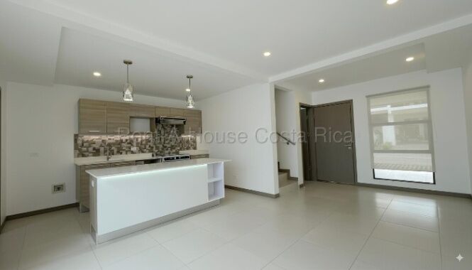 Casa moderna en Escazú con amenidades premium y clima de montaña #26-1670 GS en San Antonio, Escazú, San José — $205,000