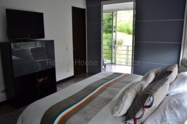 Alquiler Apartamento amplio con terraza privada y 3 baños #26-2132 GS in Santa Ana, San José — $1,900