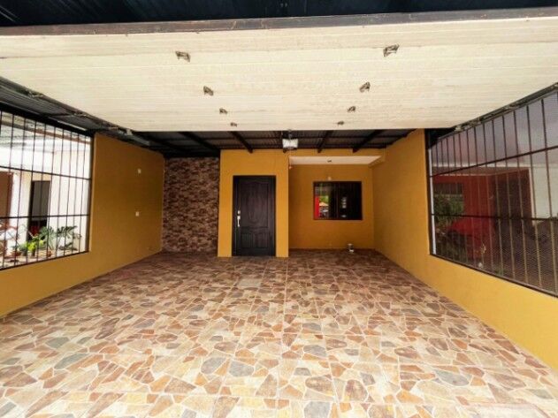 Venta de Estupenda Casa en El Guarco, Cartago / Mls. 25-1818 OFC JB en San Isidro, El Guarco, Cartago — $154,000