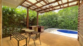 Amplia propiedad en venta de 1013 m², con tres apartamentos totalmente equipados más piscina. in Tamarindo, Santa Cruz, Guanacaste — $335,000 - Photo 5 of 16