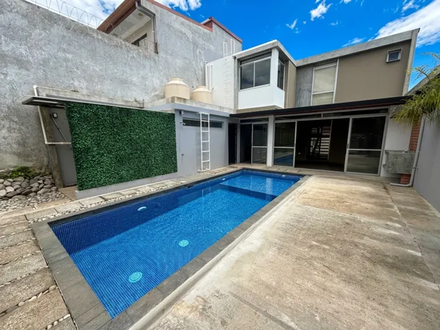 VENTA CASA CON PISCINA PRIVADA EN BELLO HORIZONTE DE ESCAZÚ (MJ) in San Rafael, Escazú, San José — $369,000 - Photo 3 of 8