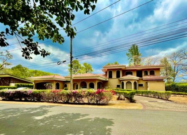 Se vende moderna casa con patio en condominio de Guácima Alajuela 23-1512 en Guácima, Alajuela — $740,000