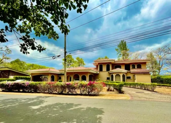 Se vende moderna casa con patio en condominio de Guácima Alajuela 23-1512 en Guácima, Alajuela — $740,000