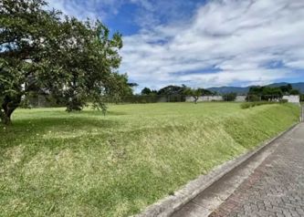 Vendo Hermoso Lote Plano Esquinero en Residencial Privado