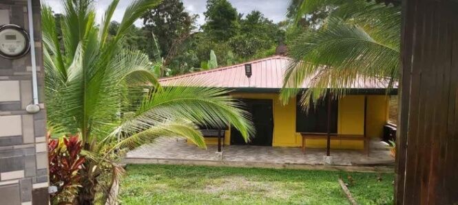 ¡Se Vende Hermosa Casa Tipo Cabaña Cerca de Cahuita, Limón! in Valle La Estrella, Limón — ₡ 45 000 000