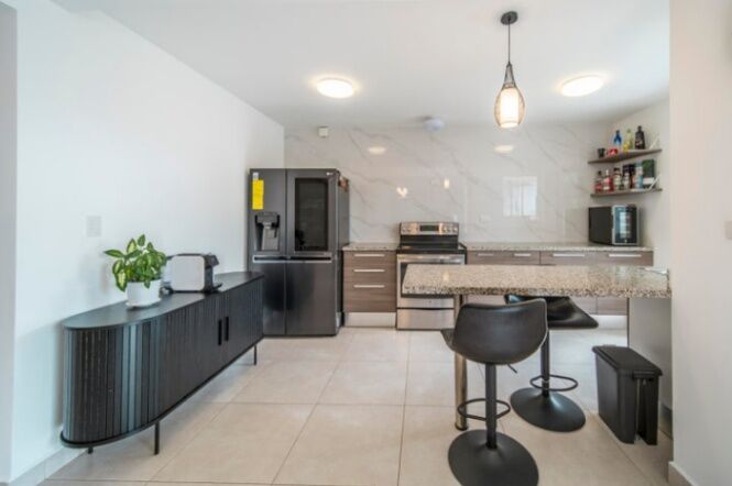 Se vende moderna casa con patio y terraza en Ciudad Colón 26-49 in Colón, Mora, San José — $220,000
