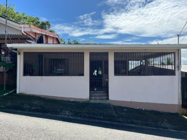 Venta de casa urgente, negociable in Limón — ₡ 38