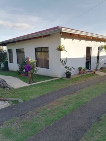 VENTA DE CASA CALLE RODRIGUEZ GRECIA 500MTS en Grecia, Alajuela — ₡ 165 000 000