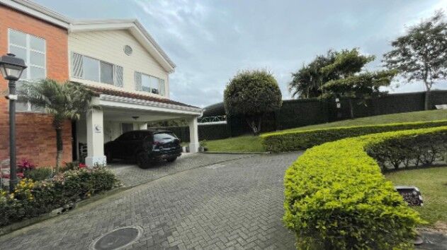 Venta de Hermosa Casa en San Antonio de Escazú / Mls. 26-370 OFC JB in San Antonio, Escazú, San José — $267,721