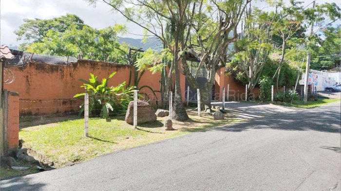 Venta de Extraordinaria Casa en Santa Ana Centro / Mls. 27-112 OFC JB en Santa Ana, San José — $1,100,000
