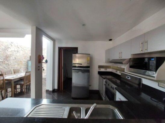 Se vende moderna casa en condominio de Pozos Santa Ana 26-671 in Pozos, Santa Ana, San José — $190,000