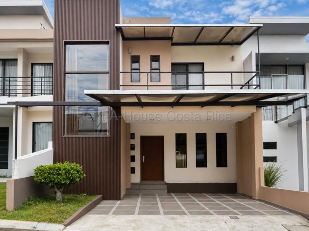 Hermosa casa en venta San francisco de Heredia in San Francisco, Heredia — $240,000