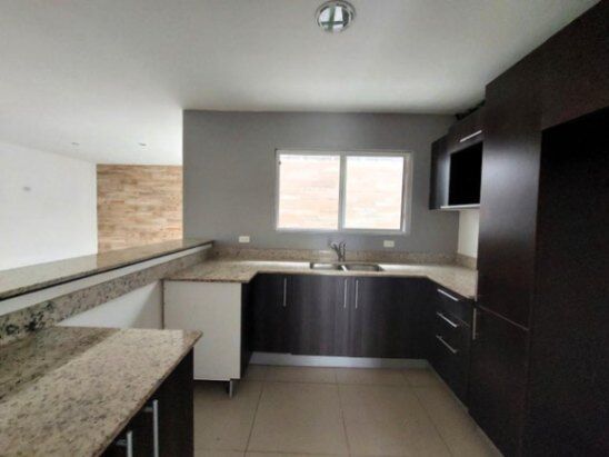 Casa en pequeño condominio de pocas casas. San Antonio. in San Antonio, Escazú, San José — $220,000