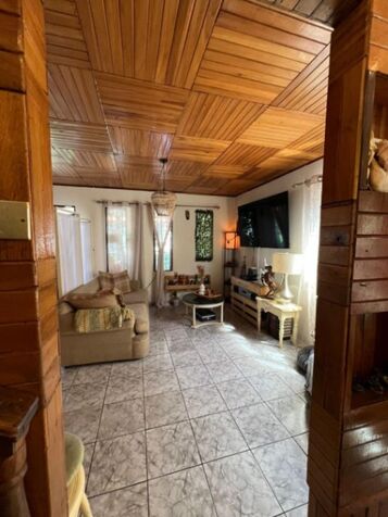 Residencia en el centro de Barva con apartamento y lote de 414 m2 en Barva, Heredia — $269,000