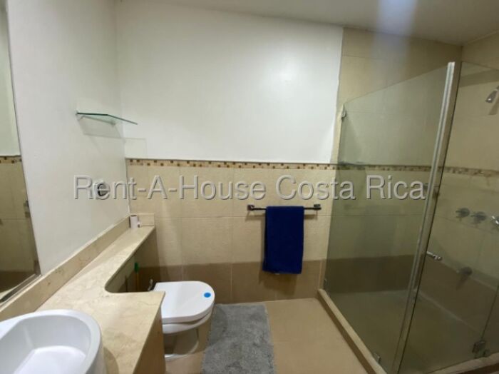 Viva como en un club, ALQUILE este apartamento amueblado SANTA ANA in Santa Ana, San José — $1,150