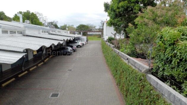 Plaza comercial en La Guácima con locales alquilados #26-2206 GS in Alajuela — $1,700,000