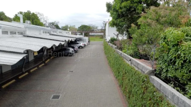 Plaza comercial en La Guácima con locales alquilados #26-2206 GS in Alajuela — $1,700,000