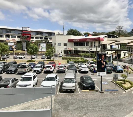 BODEGA EN MOMENTUM PINARES en Curridabat, San José — $211 - Foto 2 de 2