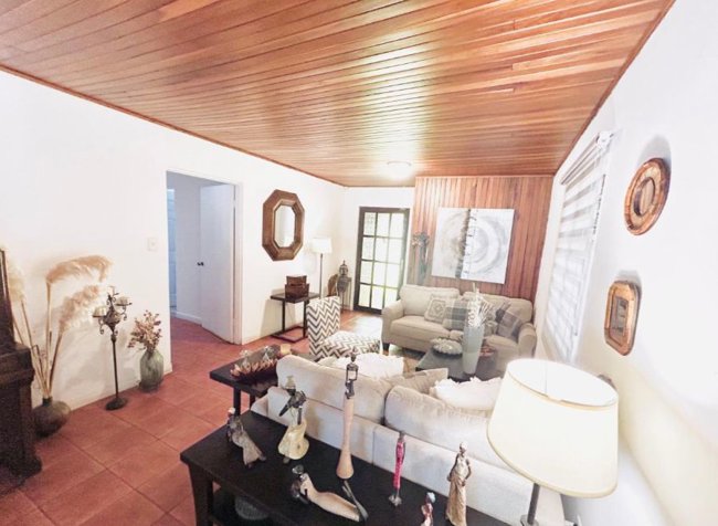 Hermosa casa de un solo nivel en Escazú en San Antonio, Escazú, San José — $445,000 - Foto 3 de 12