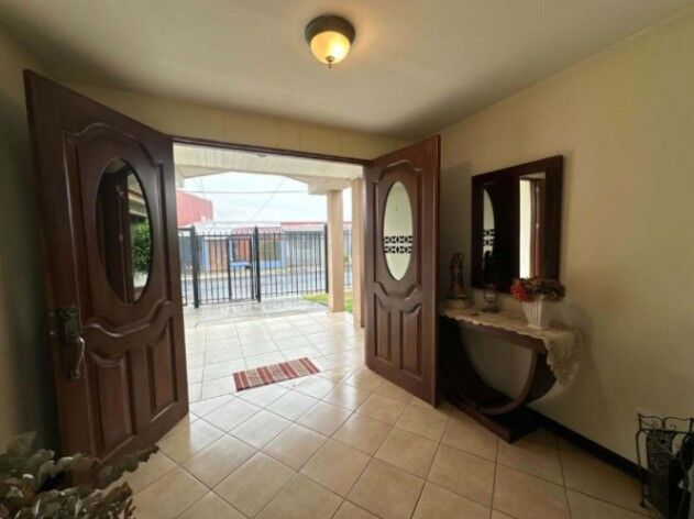 CASA TIBÁS CON AMPLIO JARDÍN  en Anselmo Llorente, Tibás, San José — ₡ 260 000 000