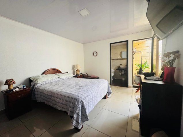 Se vende casa con uso de suelo mixto en La Uruca cerca de todo! en Uruca, San José — $240,000 - Foto 2 de 20