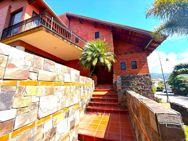 Lujo, Privacidad y atardeceres,Casa en Venta Guachipelín / Escazú en Escazú, San José — $1,150,000 - Foto 3 de 18