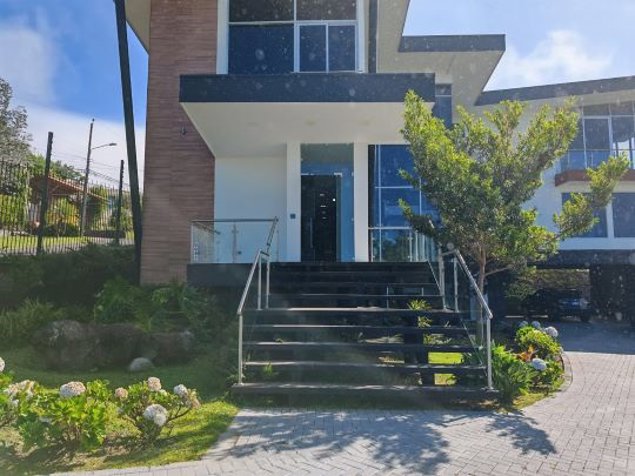 SE VENDE CASA DE LUJO  EN RESIDENCIAL EL CASTILLO in San Rafael, Heredia — $930,000 - Photo 2 of 21
