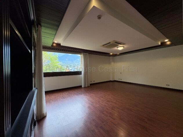 Alquiler Apartamento Amplio con Vista  en Escazú, San José — $3,000