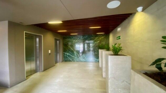 Se alquila espacioso apartamento en condominio CAIA Escazú 26-11 en Escazú, San José — $2,200