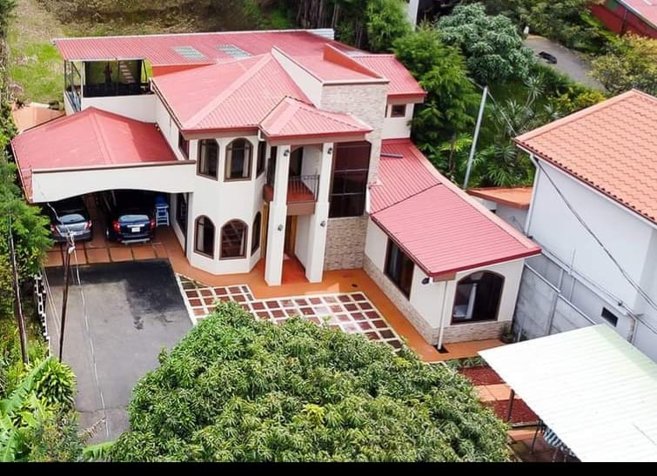 VENTA DE CASA EN TERRENO GRANDE , CAJÓN DE GRECIA. en Grecia, Alajuela — $210,000