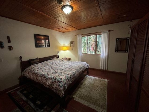 Casa de estilo único rodeada de jardines tropicales en Atenas, Alajuela — $450,000 - Foto 2 de 18