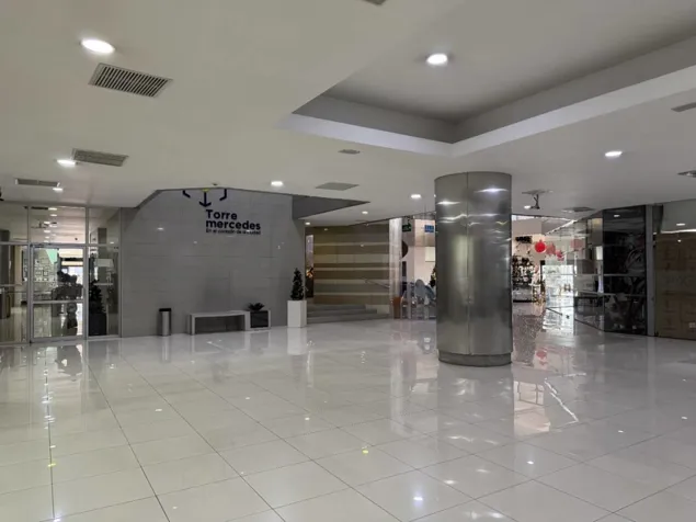 Alquiler de local comercial en primer piso Torre Mercedes, San José en Merced, San José — $2,100