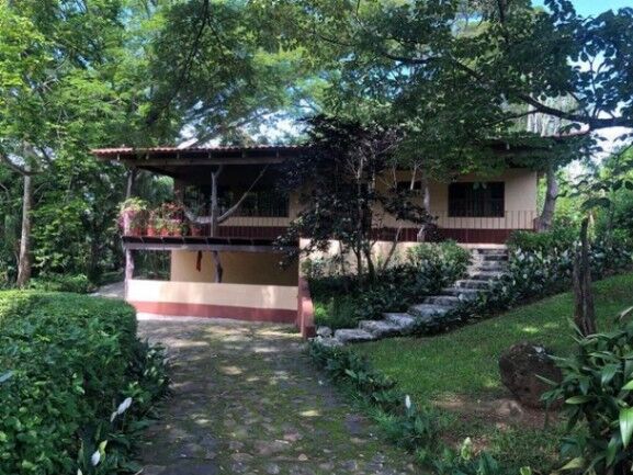 Se vende propiedad con piscina y amplio lote en La Garita Alajuela 25-1298 in Garita, Alajuela — $699,000