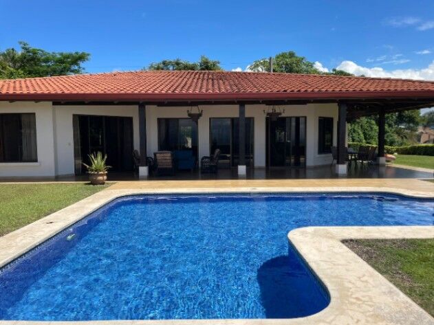 SE ALQUILA BELLA CASA EN ATENAS.  en Atenas, Alajuela — $2,500