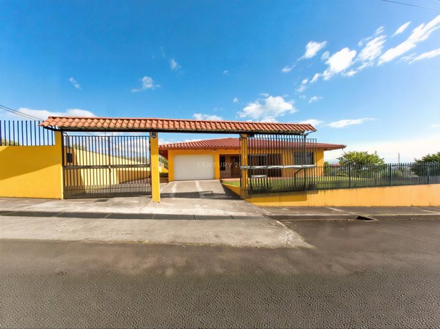 CASA CON AMPLIOS JARDINES Y VISTA AL VALLE CENTRAL | POÁS, ALAJUELA in San Juan, Poás, Alajuela — $550,000 - Photo 2 of 10