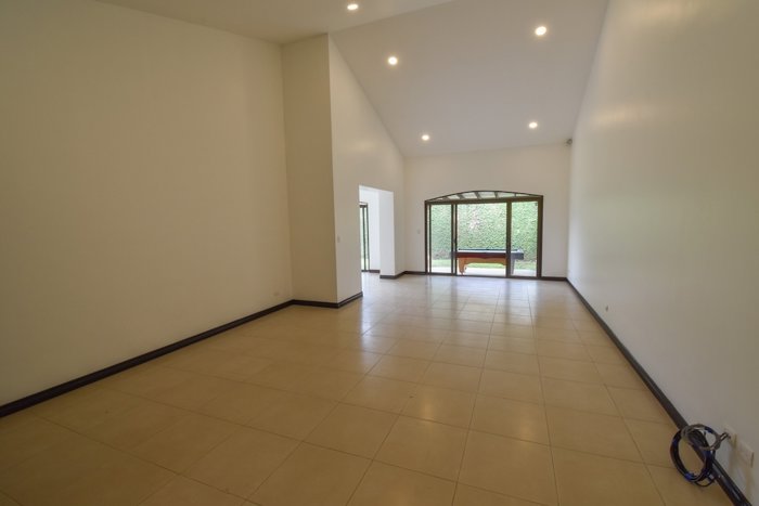 Casa de un solo nivel con 3 Habitaciones en Lindora in Pozos, Santa Ana, San José — $4,000 - Photo 2 of 35