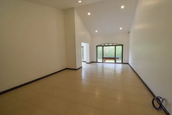 Casa de un solo nivel con 3 Habitaciones en Lindora in Pozos, Santa Ana, San José — $4,000 - Photo 2 of 35